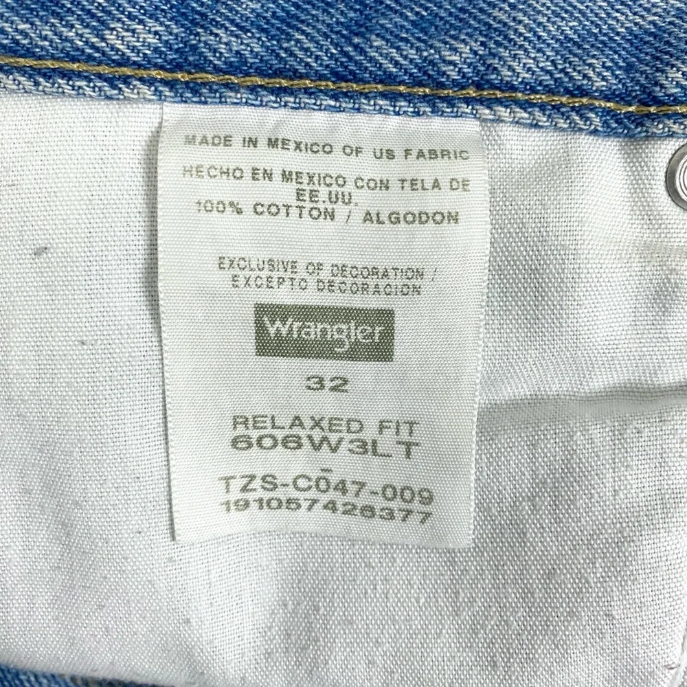 Wrangler Men's 10” Relaxed Fit 5 Pocket Denim Short Medium Wash Blue Size 32 - Picture 2 of 5